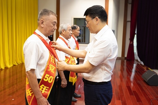 黄武海为获得“光荣在党50年”纪念章的老党员代表颁发纪念章.jpg